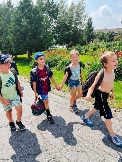 saint-isidore-de-clifton-camp-de-jour-jeunes-qui-marchent