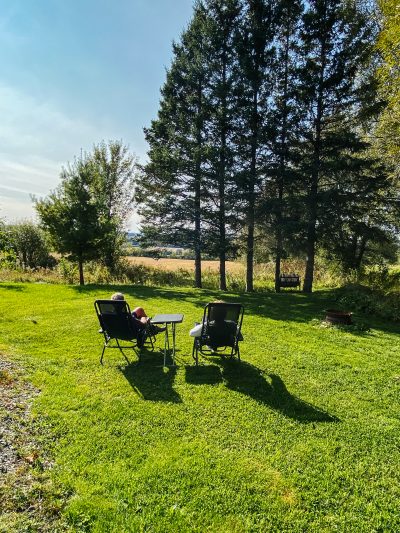 saint-isidore-de-clifton-camping-vert-citoyens-chaises-longues-de-dos