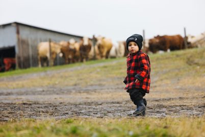 Enfant à la ferme, à Saint-Isidore-de-Clifton, MRC du Haut-Saint-François, Estrie.