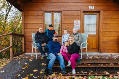 Famille au camping Vert à Saint-Isidore-de-Clifton, MRC du Haut-Saint-François, Estrie.