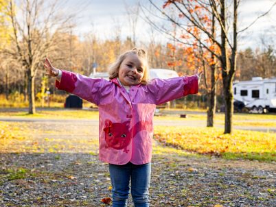 Enfant au camping Vert à Saint-Isidore-de-Clifton, MRC du Haut-Saint-François, Estrie.