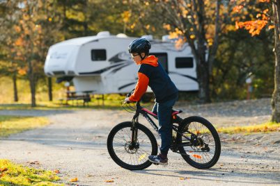 Vélo au camping Vert à Saint-Isidore-de-Clifton, MRC du Haut-Saint-François, Estrie.