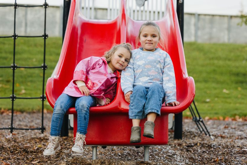 Enfants au parc à Saint-Isidore-de-Clifton, MRC du Haut-Saint-François, Estrie.